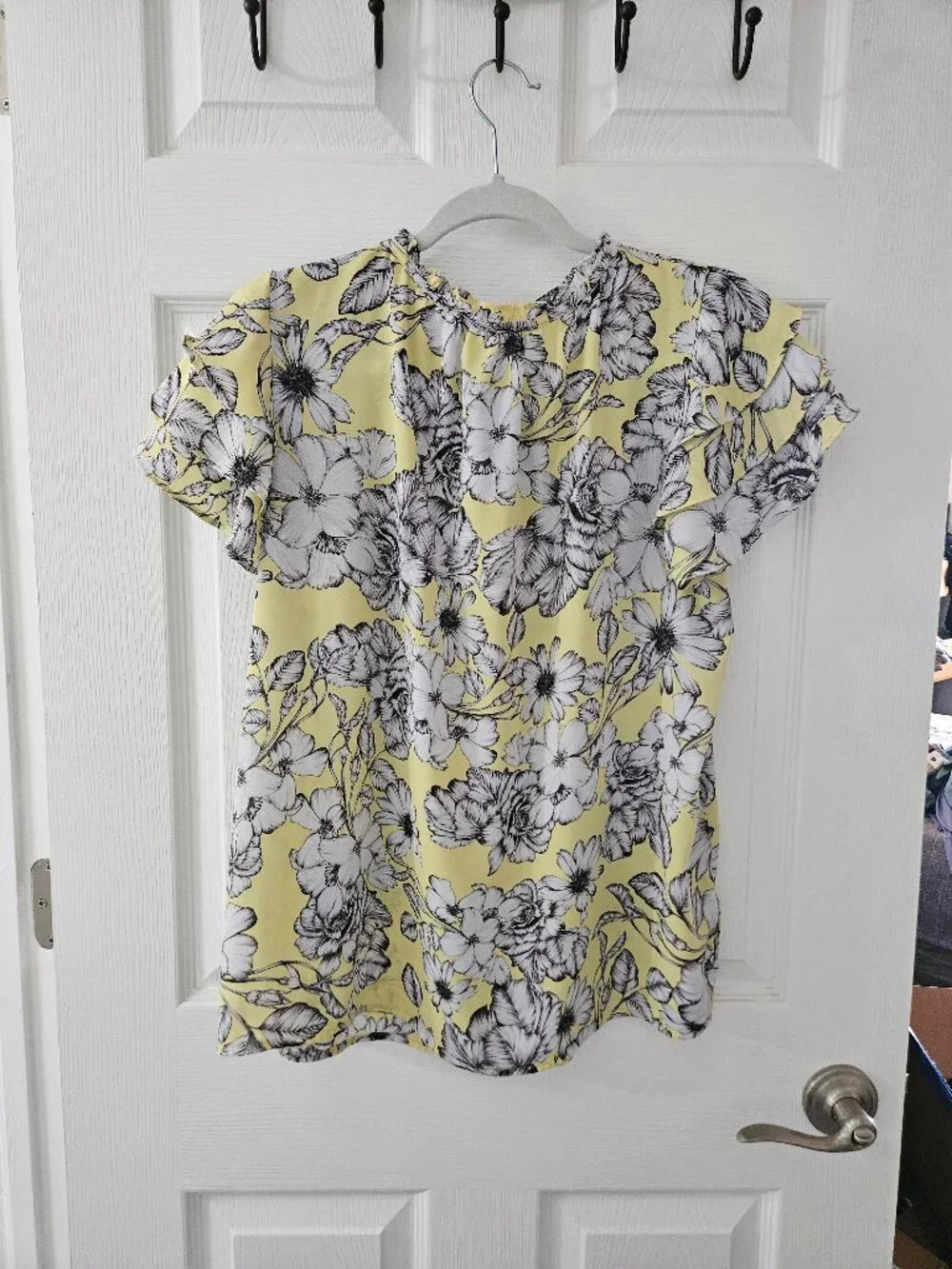 Liz Claiborne flowy yellow with White flowers blouse - Picture 3 of 6